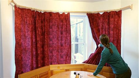 Can curtains go around corners?