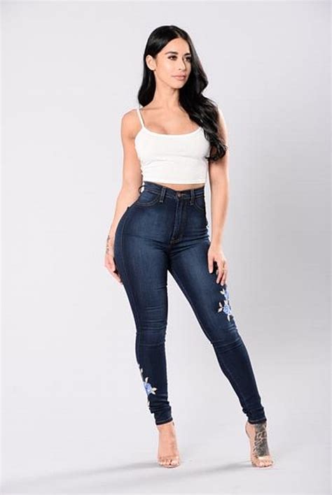 Can curvy girls wear high-waisted jeans?