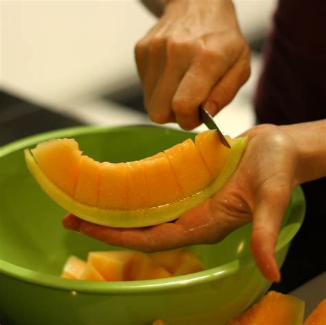 Can cut melon be held at room temperature?