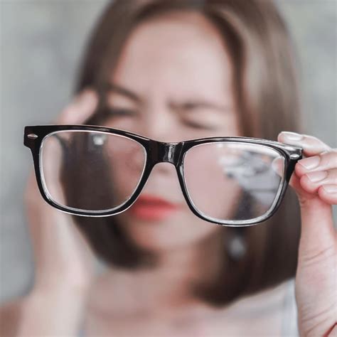 Can dirty glasses cause blurry vision?