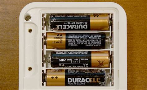 Can double AA batteries leak?