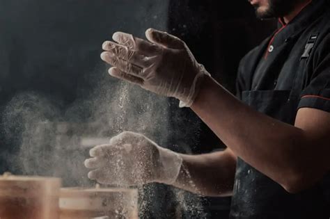 Can flour stop a fire?
