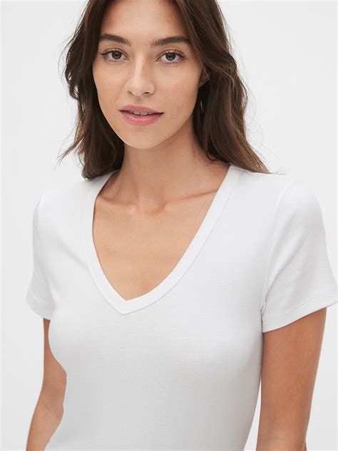 Can girls wear V necks?