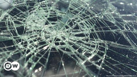 Can glass shatter in hot weather?