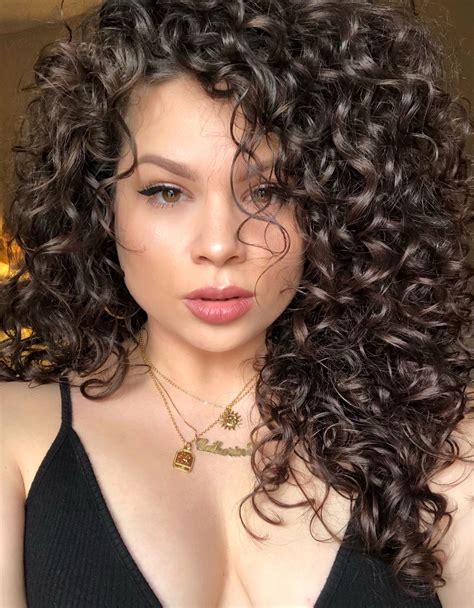 Can hair naturally curl?