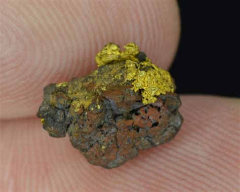 Can hematite have gold in it?