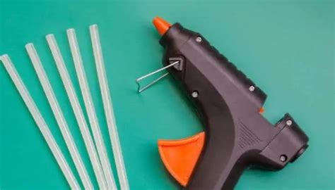 Can hot glue be used to waterproof?