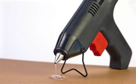 Can hot glue touch food?