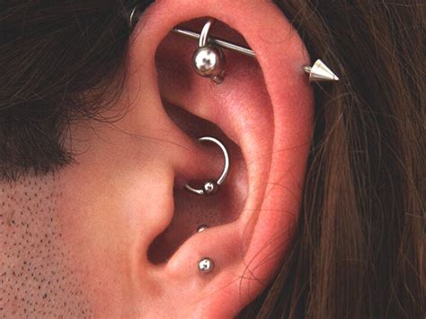 Can ice reduce piercing swelling?
