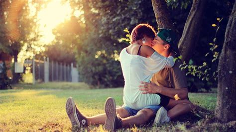 Can kissing lead to falling in love?