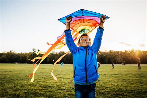Can kites fly without wind?