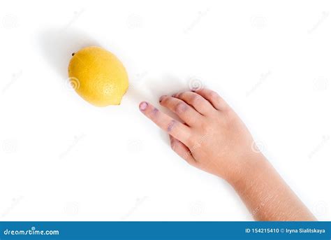 Can lemon damage nails?
