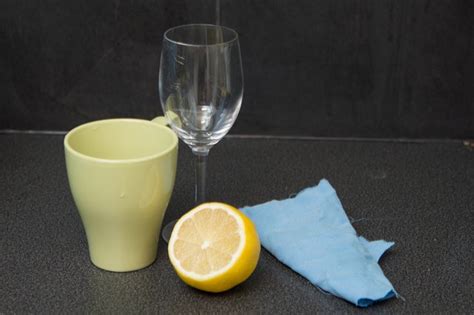 Can lemon juice remove blood stains?