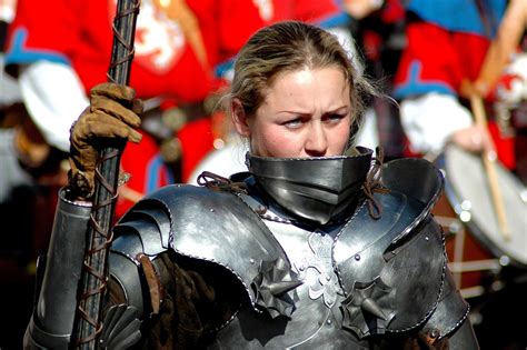 Can longbows penetrate plate armor?