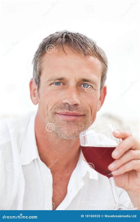 Can men drink red wine?