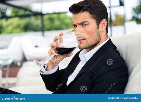 Can men drink wine daily?