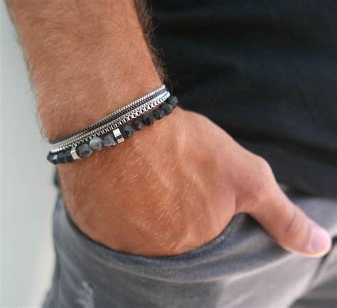 Can men wear loose bracelets?