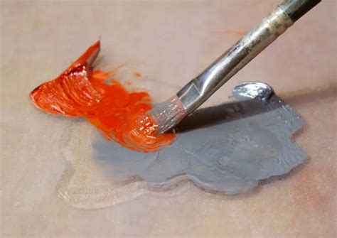 Can oil paint be thinned with water?