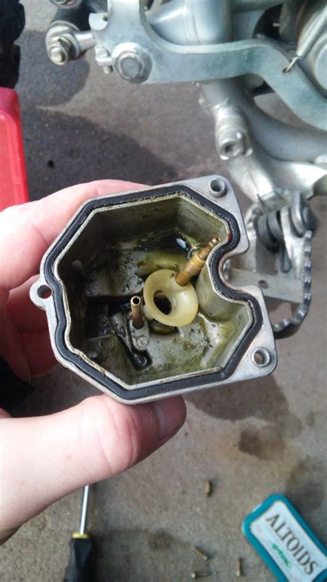 Can old gas clog a carburetor?