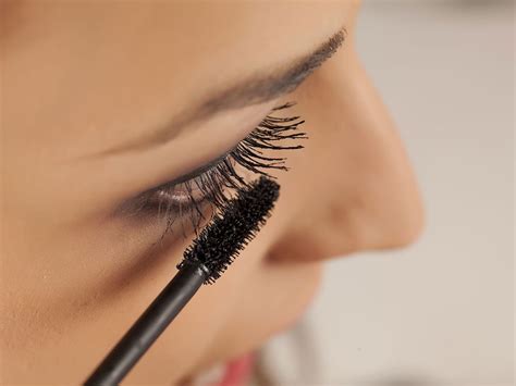 Can old mascara cause itchy eyes?