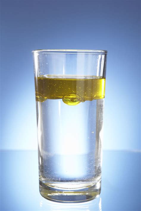 Can olive oil mix with water?