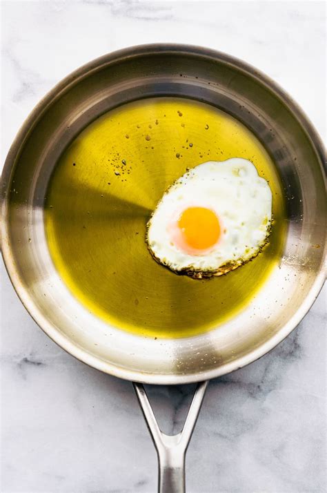Can olive oil replace an egg?