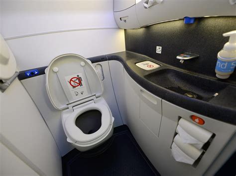 Can pilots go to the bathroom during a flight?