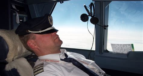 Can pilots sleep while flying a plane?