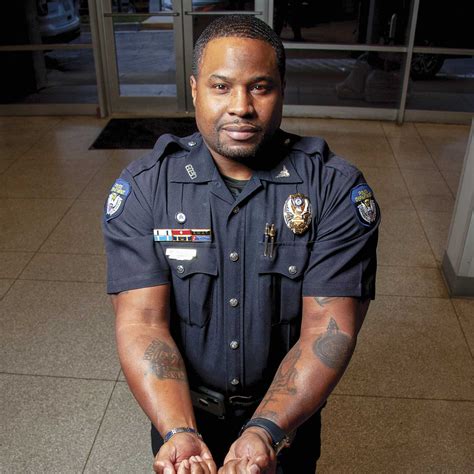 Can police officers have tattoos USA?