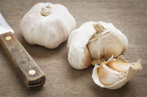 Can raw garlic damage your stomach?