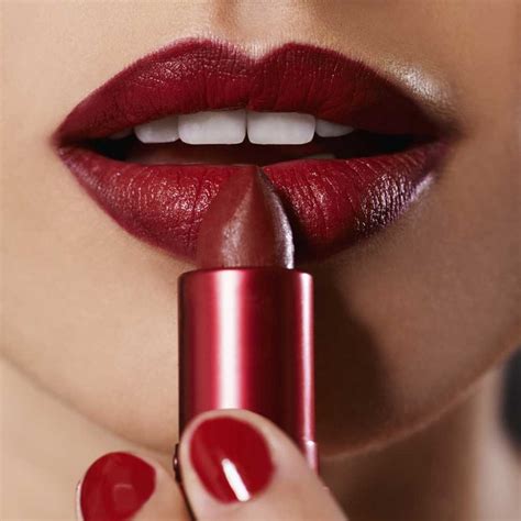 Can red lipstick make you look younger?