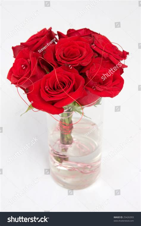 Can roses sit in water?