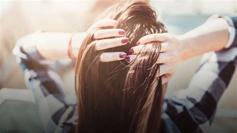 Can running your fingers through your hair damage it?