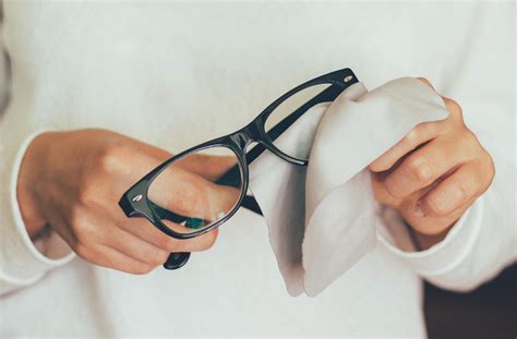 Can sanitizer clean glasses?