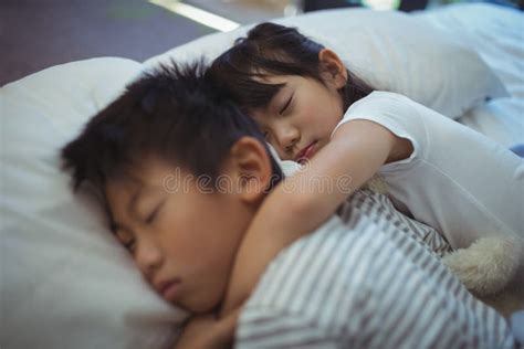 Can siblings sleep together?