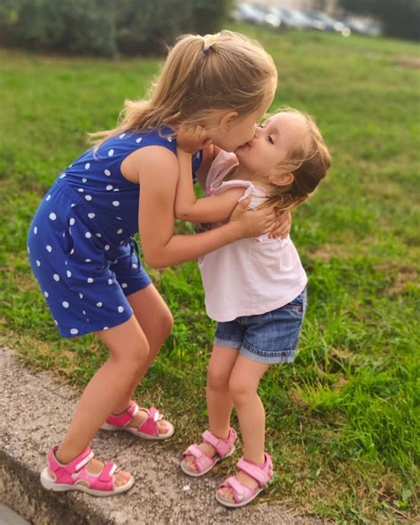 Can sisters kiss each other on the lips?