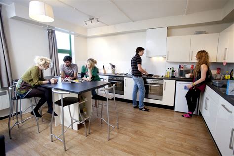 Can students rent a house in UK?