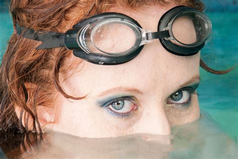Can tight swimming goggles damage your eyes?