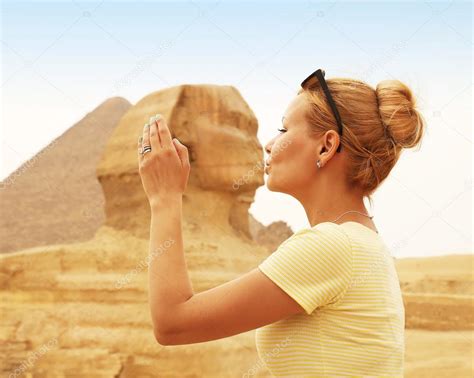 Can tourists kiss in Egypt?