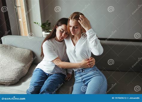 Can two female friends cuddle?