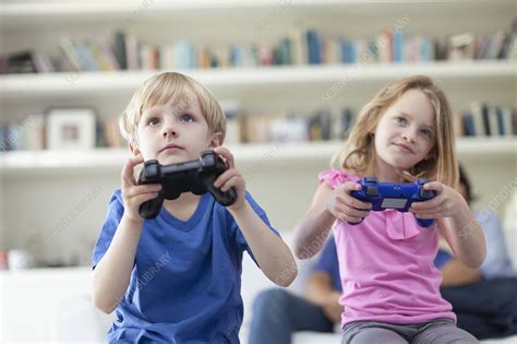 Can two people game sharing play the same game?