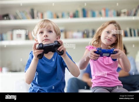 Can two people play the same game with console sharing?