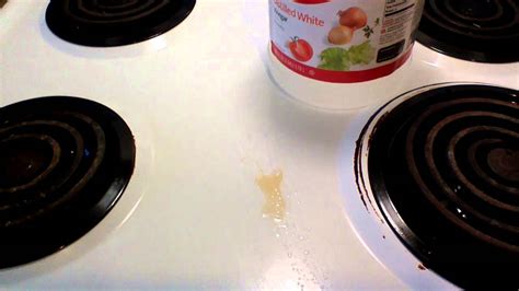 Can vinegar remove grease?