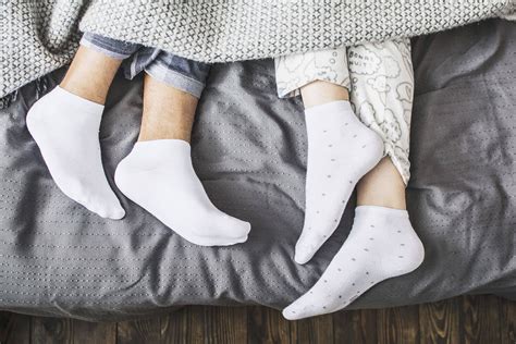 Can we sleep with socks on in winter?