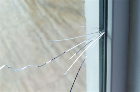 Can weather crack glass?