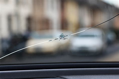 Can windshields crack without impact?