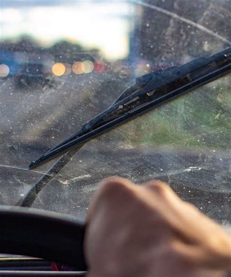 Can wipers crack windscreen?