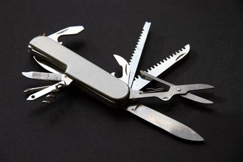 Can you carry a multitool in Italy?