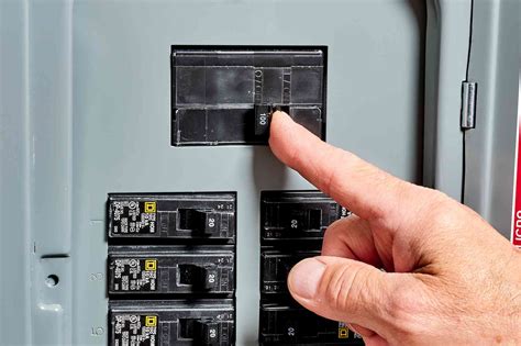 Can you change a breaker without cutting power?