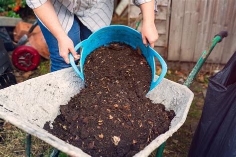 Can you compost in a wheelbarrow?